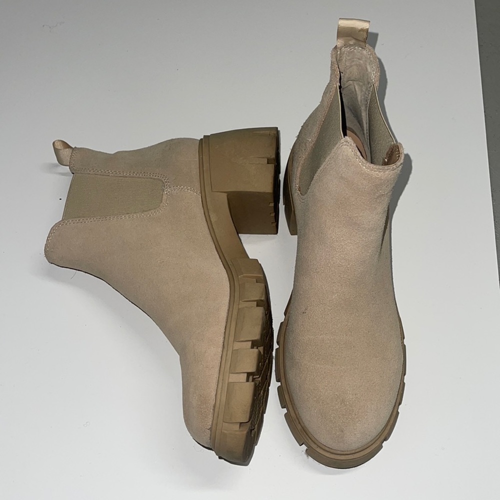 Like New Steve Madden Beige Suede boots